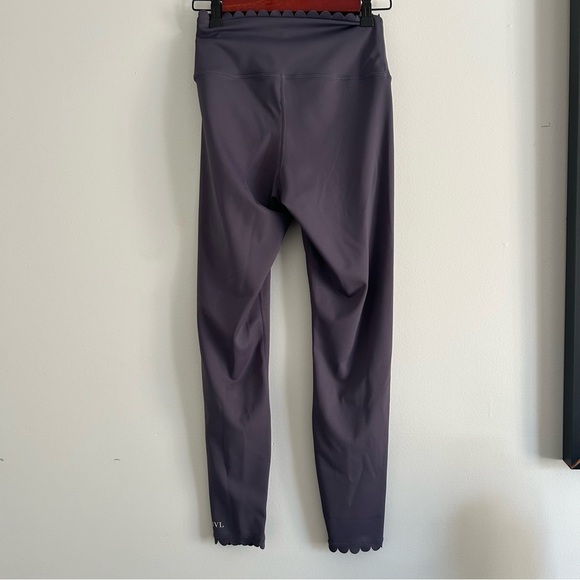 Scalloped High-Waist Black Leggings - Picture 5 of 5